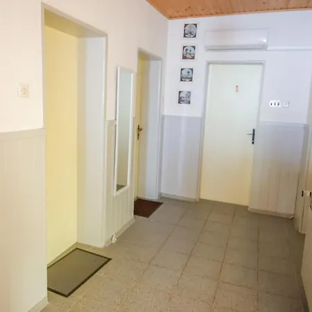 Apartman Marta I Soba Maja I Sigurno Parkiranje U Dvoristu Gradiste Exterior photo