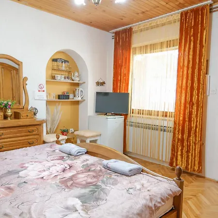 Apartman Marta I Soba Maja I Sigurno Parkiranje U Dvoristu Gradiste Exterior photo